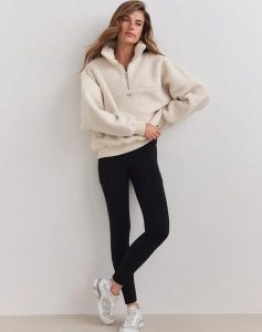 Damskie legginsy ocieplane z kieszeniami czarne. Czarne legginsy AIM'N, bez wzorów, z elastanu, z podwyższonym stanem, długie. Za 390,00 zł.