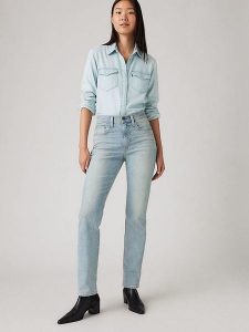 Levi's Dżinsy "724" - Slim fit - w kolorze błękitnym rozmiar: W28/L34. Niebieskie jeansy Levi's®, z aplikacjami, ze skóry, z podwyższonym stanem. Za 241,63 zł.