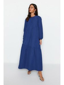 Trendyol Sukienka w kolorze niebieskim rozmiar: 44. Niebieskie sukienki Trendyol, bez wzorów, z bawełny, bez kołnierzyka, bez ramiączek, maxi. Za 90,45 zł.