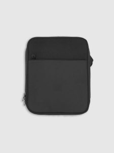 4F Saszetka crossbody uniseks - czarna Uniwersalny. Czarne nerki i saszetki 4f, bez wzorów, z dzianiny. Za 129,99 zł.