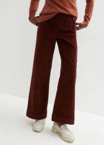 Szerokie spodnie sztruksowe, high waist, z mieszanki bawełny. Czarne spodnie z wysokim stanem bonprix, bez wzorów, z bawełny, z podwyższonym stanem. Za 129,99 zł.