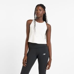 Koszulka damska New Balance WT51551LIT – biała. Białe bluzki New Balance, m, bez wzorów, z materiału, klasyczne, bez kołnierzyka, bez ramiączek. Za 109,99 zł.