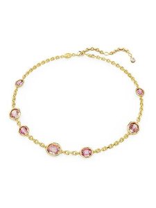 Swarovski Pozłacany naszyjnik z elementami ozdobnymi - dł. 34 cm rozmiar: onesize. Różowe naszyjniki Swarovski, z cyrkonią, metalowe. Za 347,99 zł.