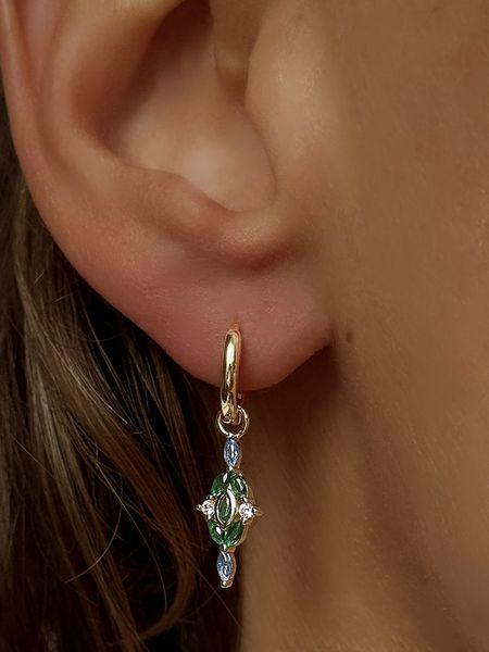 Les Petites Précieuses Pozłacane kolczyki-kreole z cyrkoniami rozmiar: onesize. Zielone kolczyki Les Petites Précieuses, z cyrkonią, pozłacane. Za 117,99 zł.