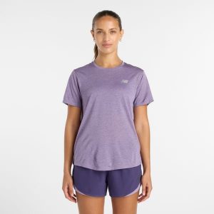 Koszulka damska New Balance WT41253AB7 – fioletowa. Fioletowe bluzki New Balance, xs, bez wzorów, z materiału, sportowe, bez kołnierzyka, bez ramiączek. Za 199,99 zł.