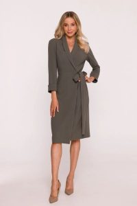 Elegancka sukienka ołówkowa kopertowa z wiązaniem khaki. Brązowe sukienki Stylove, do pracy, l, bez wzorów, z elastanu, biznesowe, bez kołnierzyka, bez ramiączek, midi, dopasowane. Za 449,00 zł.