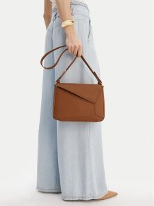 GINO ROSSI Torebka C-KY117 Brązowy. Brązowe torebki klasyczne Gino Rossi, bez wzorów, z materiału, bez dodatków. Za 199,99 zł.