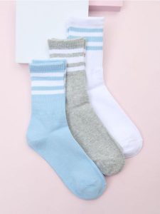 Skarpetki 3 pack - wielobarwny. Skarpetki Sinsay, bez wzorów. W wyprzedaży za 6,99 zł.