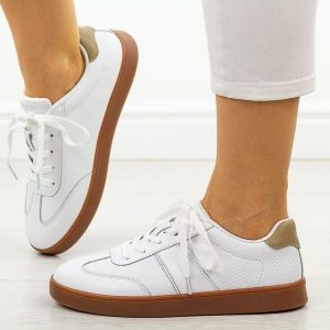 Białe skórzane półbuty damskie Sergio Leone Sp112. Białe półbuty Sergio Leone, na lato, bez wzorów, z jeansu, z okrągłym noskiem, bez obcasa, bez zapięcia. Za 199,00 zł.