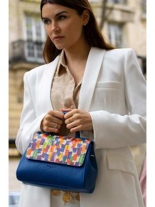 Victor & Hugo Paris Skórzana torebka "Amalia" w kolorze niebieskim ze wzorem - 24 x 17 x 10 cm rozmiar: onesize. Niebieskie torebki klasyczne Victor & Hugo Paris, bez wzorów, z materiału, przez ramię, bez dodatków. Za 339,99 zł.