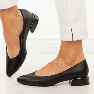 Czarne czółenka damskie na obcasie Vinceza 62280. Czarne czółenka VINCEZA, bez wzorów, ze skóry, bez obcasa, na obcasie, bez zapięcia. W wyprzedaży za 148,72 zł.