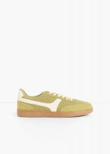 Sneakersy w stylu retro. Zielone buty sportowe bonprix, bez wzorów, bez zapięcia. Za 119,99 zł.
