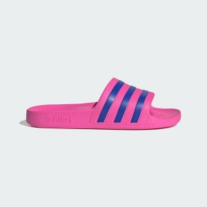Klapki adilette Aqua. Czerwone klapki ADIDAS, bez wzorów, bez obcasa. Za 99,95 zł.