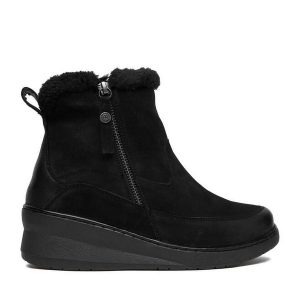 Botki Go Soft. Czarne botki Go Soft, bez wzorów, bez obcasa, na koturnie, bez zapięcia. Za 259,99 zł.