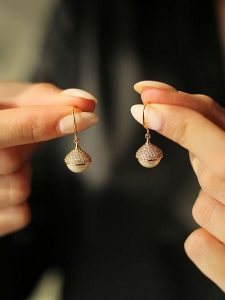 Pierres delicates Pozłacane kolczyki z perłami i cyrkoniami rozmiar: onesize. Białe kolczyki Pierres delicates, z cyrkonią, pozłacane. Za 43,99 zł.