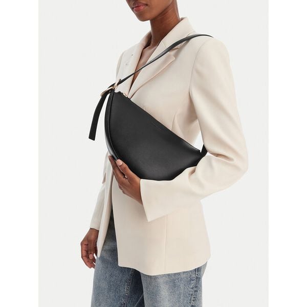 Torebka GINO ROSSI. Czarne torebki klasyczne Gino Rossi, bez wzorów, bez dodatków. Za 259,99 zł.