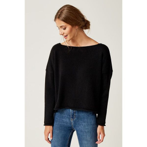 Sweter w kolorze czarnym. Czarne swetry klasyczne marki SCUI, z dekoltem w łódkę. W wyprzedaży za 149,95 zł.