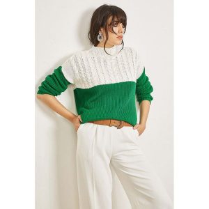 Sweter w kolorze zielonym. Swetry oversize marki Lafaba. W wyprzedaży za 109,95 zł.