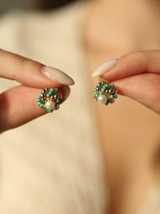 Pierres delicates Pozłacane kolczyki-wkrętki z perłami i turkusami rozmiar: onesize. Białe kolczyki Pierres delicates, z perłą, pozłacane. Za 52,99 zł.