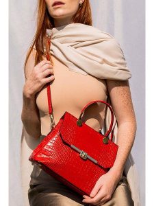 Christian Laurier Skórzana torebka "Emy" w kolorze czerwonym - 27 x 19 x 12 cm rozmiar: onesize. Czerwone torebki klasyczne Christian Laurier, bez wzorów, z materiału, przez ramię, bez dodatków. Za 311,12 zł.