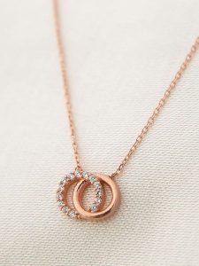 Lodie Silver Srebrny naszyjnik z elementem ozdobnym - dł. 43 cm rozmiar: onesize. Szare naszyjniki Lodie Silver, z cyrkonią, srebrne. Za 57,06 zł.