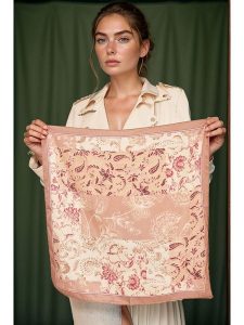 Lucky Bees Chusta w kolorze jasnoróżowo-fiołkowym - 50 x 50 cm rozmiar: onesize. Różowe apaszki i chusty Lucky Bees, bez wzorów, z materiału. Za 61,60 zł.