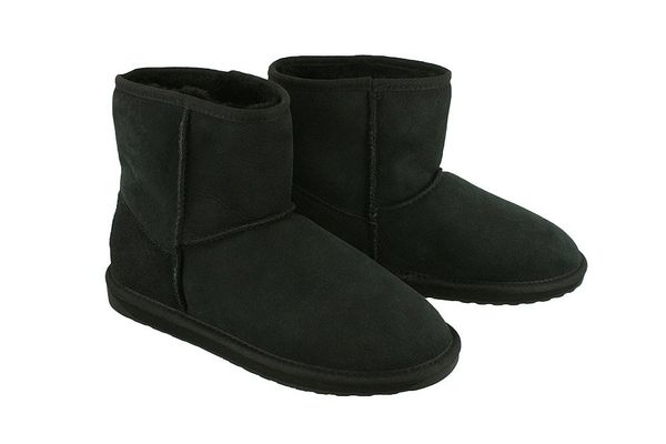 EMU AUSTRALIA W10003 Stinger Mini black, botki damskie. Czarne botki EMU Australia, na zimę, bez wzorów, ze skóry, bez obcasa, bez zapięcia. Za 599,92 zł.