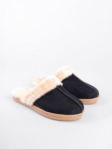 Trendyol Kapcie w kolorze czarnym rozmiar: 40. Czarne kapcie Trendyol, bez wzorów. Za 60,99 zł.