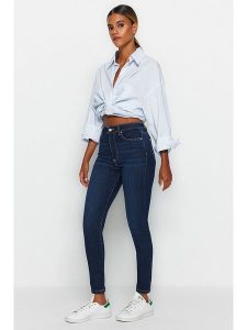 Trendyol Dżinsy - Skinny fit - w kolorze granatowym rozmiar: 42. Niebieskie jeansy Trendyol, bez wzorów, z bawełny, z podwyższonym stanem. Za 158,10 zł.