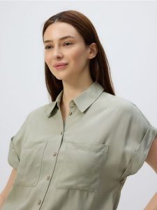 Koszula z krótkim rękawem - oliwkowy. Zielone koszule Reserved, l, bez wzorów, z wiskozy, bez kołnierzyka, bez ramiączek. Za 79,99 zł.