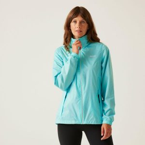 Damska kurtka trekkingowa przeciwdeszczowa Corinne IV. Fioletowe kurtki Regatta, bez wzorów, z softshellu, bez kaptura. W wyprzedaży za 229,99 zł.