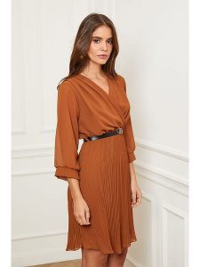 L'armoire de Suzette Sukienka w kolorze karmelowym rozmiar: 38/40. Brązowe sukienki L'armoire de Suzette, l, bez wzorów, ze skóry, klasyczne, bez kołnierzyka, bez ramiączek, midi. Za 165,31 zł.