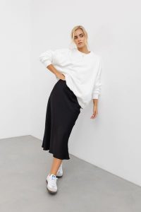 SATYNOWA SPÓDNICA JULIA CZARNA S - Flawless. Czarne spódnice Flawless, s, bez wzorów, z satyny, eleganckie, midi. Za 331,50 zł.