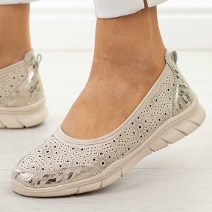 Beżowe ażurowe skórzane baleriny damskie Jezzi 9997. Brązowe balerinki Jezzi, w ażurowe wzory, z jeansu, z okrągłym noskiem, bez obcasa, na płaskiej podeszwie, bez zapięcia. Za 189,00 zł.