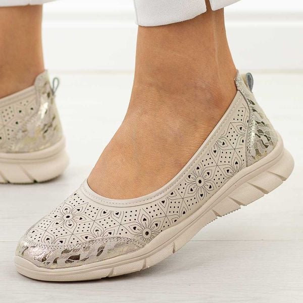 Beżowe ażurowe skórzane baleriny damskie Jezzi 9997. Brązowe balerinki Jezzi, w ażurowe wzory, z jeansu, z okrągłym noskiem, bez obcasa, na płaskiej podeszwie, bez zapięcia. Za 189,00 zł.