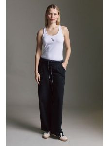 Cotton Candy Spodnie dresowe w kolorze czarnym rozmiar: M. Czarne spodnie dresowe Cotton Candy, m, bez wzorów, z dresówki. Za 196,24 zł.