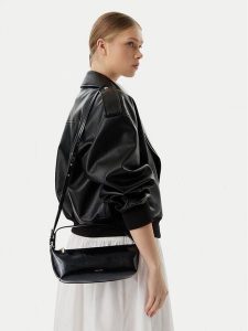 Calvin Klein Torebka Foil Logo Glossy LV04F3738G Czarny. Czarne torebki klasyczne Calvin Klein, bez wzorów, ze skóry, bez dodatków. Za 449,99 zł.