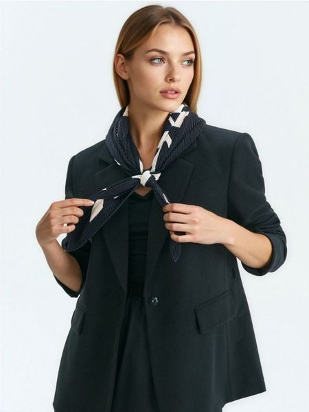 Plisowana chusta ze wzorem - czarny. Czarne apaszki i chusty Sinsay, bez wzorów. Za 19,99 zł.