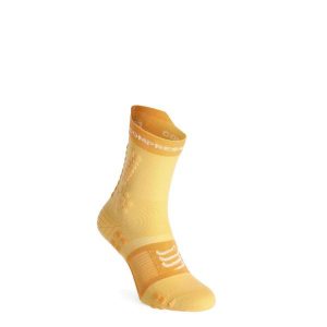 Skarpety do biegania Compressport Pro Racing Socks v4.0 Trail. Brązowe skarpetki Compressport, bez wzorów. Za 78,99 zł.