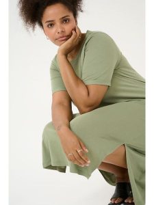 KAFFE curve Sukienka w kolorze zielonym rozmiar: L. Zielone sukienki KAFFE curve, l, bez wzorów, z bawełny, bez kołnierzyka, bez ramiączek, midi. Za 78,99 zł.