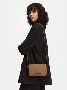 Calvin Klein Torebka Emblem Aop Jacquard Camera Bag LV04F3533G Brązowy. Brązowe listonoszki Calvin Klein, bez wzorów, z materiału, bez dodatków. Za 449,99 zł.