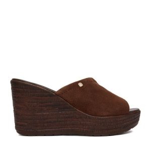 Klapki Lasocki. Brązowe klapki Lasocki, bez wzorów, bez obcasa. Za 179,99 zł.