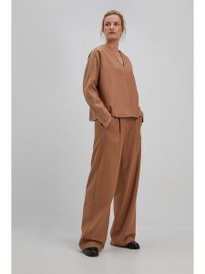 Josephine & Co Sweter w kolorze karmelowym rozmiar: 40. Brązowe swetry oversize Josephine & Co, bez wzorów, z wełny, bez ramiączek. Za 427,45 zł.