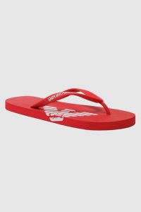 EMPORIO ARMANI Czerwone japonki z białym logo. Czerwone klapki Emporio Armani, bez wzorów, bez obcasa. W wyprzedaży za 199,99 zł.