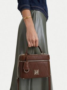 Nine West Torebka CEO- LUXE MOMENT-LDA9382 Beżowy ciemny. Brązowe kuferki Nine West, bez wzorów, ze skóry, bez dodatków. Za 279,99 zł.