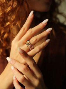 Pierres delicates Pozłacany pierścionek z perłą rozmiar: onesize. Białe pierścionki Pierres delicates, z kryształem, pozłacane. Za 43,99 zł.