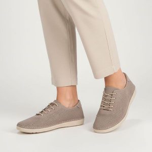 Półbuty damskie S.Barski cholewka ze skóry naturalnej z drobną perforacją klasyczne sznurowanie smukły fason zaokrąglony nosek niska jednolita podesz. Szare półbuty S.BARSKI, bez wzorów, ze skóry, bez obcasa, na płaskiej podeszwie, bez zapięcia. Za 189,00 zł.