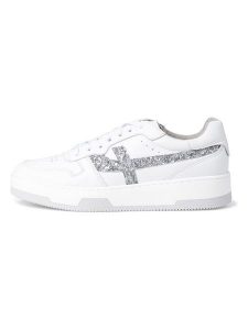 Tamaris Sneakersy w kolorze srebrno-białym rozmiar: 36. Białe trampki Tamaris, bez wzorów, bez zapięcia. Za 218,19 zł.