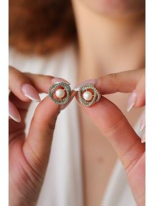 Pierres delicates Pozłacane kolczyki-wkrętki z turkusami rozmiar: onesize. Niebieskie kolczyki Pierres delicates, z cyrkonią, pozłacane. Za 74,28 zł.