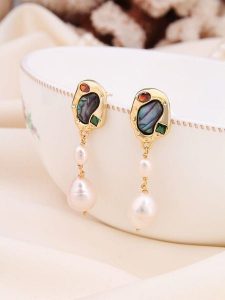 Pierres de Jade Pozłacane kolczyki-wkrętki z perłami i kamieniami szlachetnymi rozmiar: onesize. Białe kolczyki Pierres de Jade, z cyrkonią, pozłacane. Za 39,99 zł.